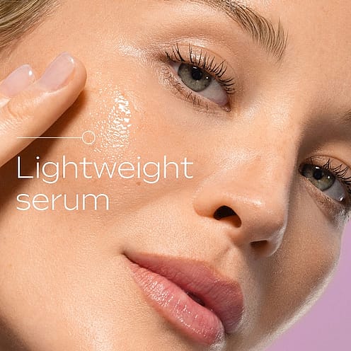 mujer sostiene booster facial acido hialuronico