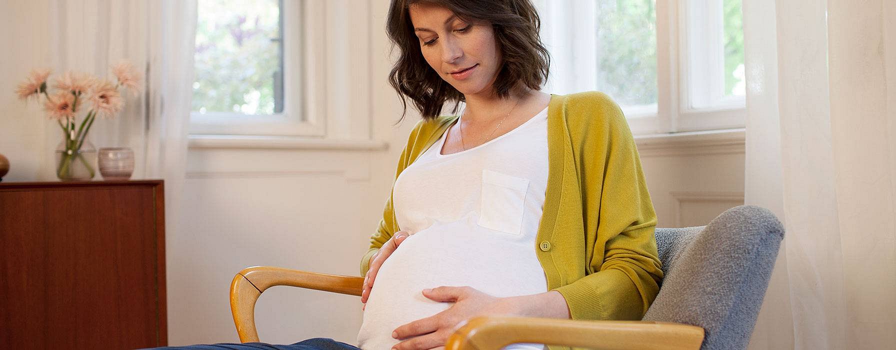 mujer embarazada siente movimientos bebe